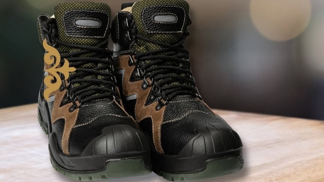 Special leather safety footwear for protection against mechanical hazards.